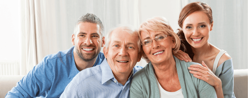 familia completa con sonrisa perfecta por ortodoncia