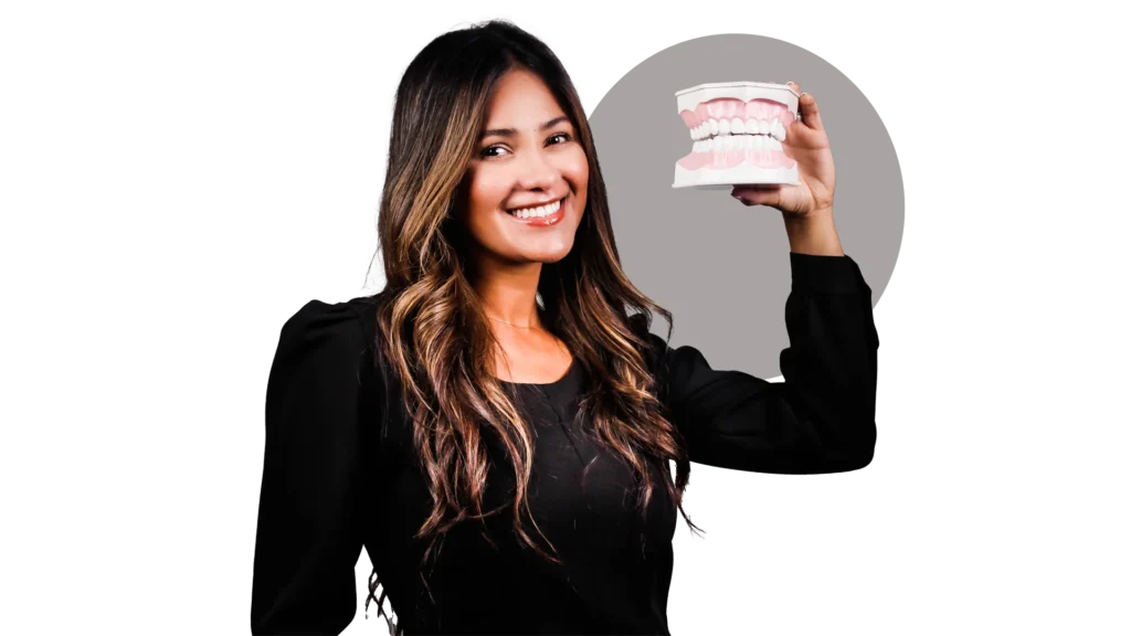 Especialista dental de Wire Aligner mostrando un modelo de dientes