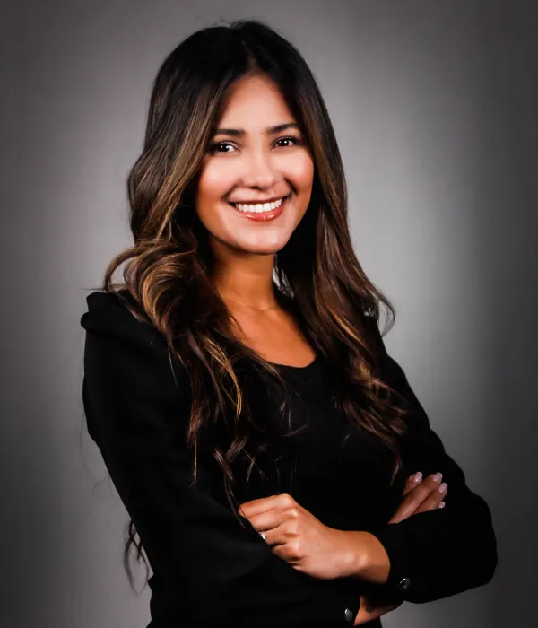 Doctora especialista en protrusión dental sonriendo durante consulta odontológica