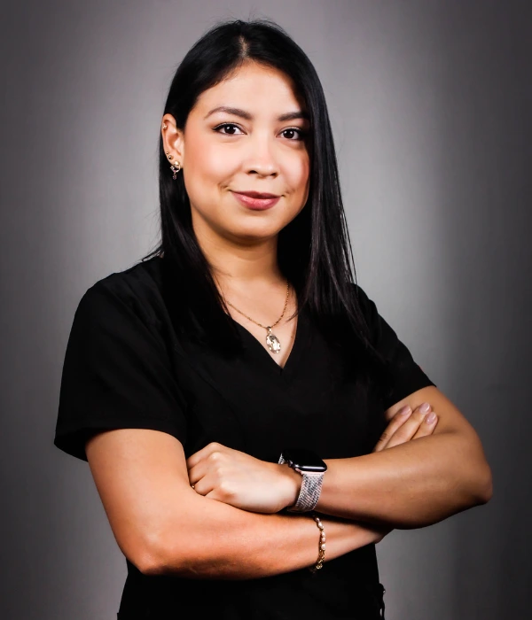 Odontóloga sonriendo en clínica dental respondiendo preguntas frecuentes sobre alineación dental
